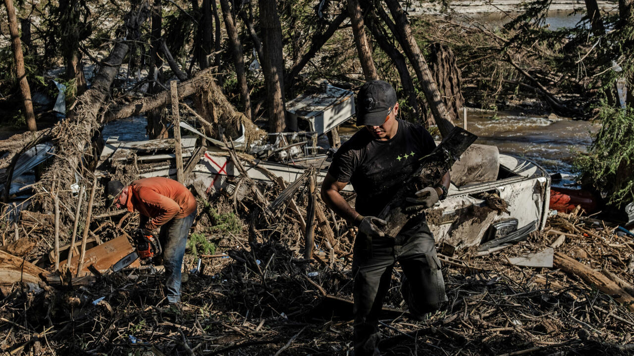 Equipos de limpieza retiran escombros de la orilla del río Guadalupe el 8 de julio de 2025 en Center Point, Texas. Más de 160 personas siguen desaparecidas tras las inundaciones mortales de la madrugada del viernes. Las fuertes lluvias provocaron graves inundaciones repentinas a lo largo del río Guadalupe, en el centro de Texas, dejando más de 100 muertos, incluidos niños que asistían al Campamento Mystic.