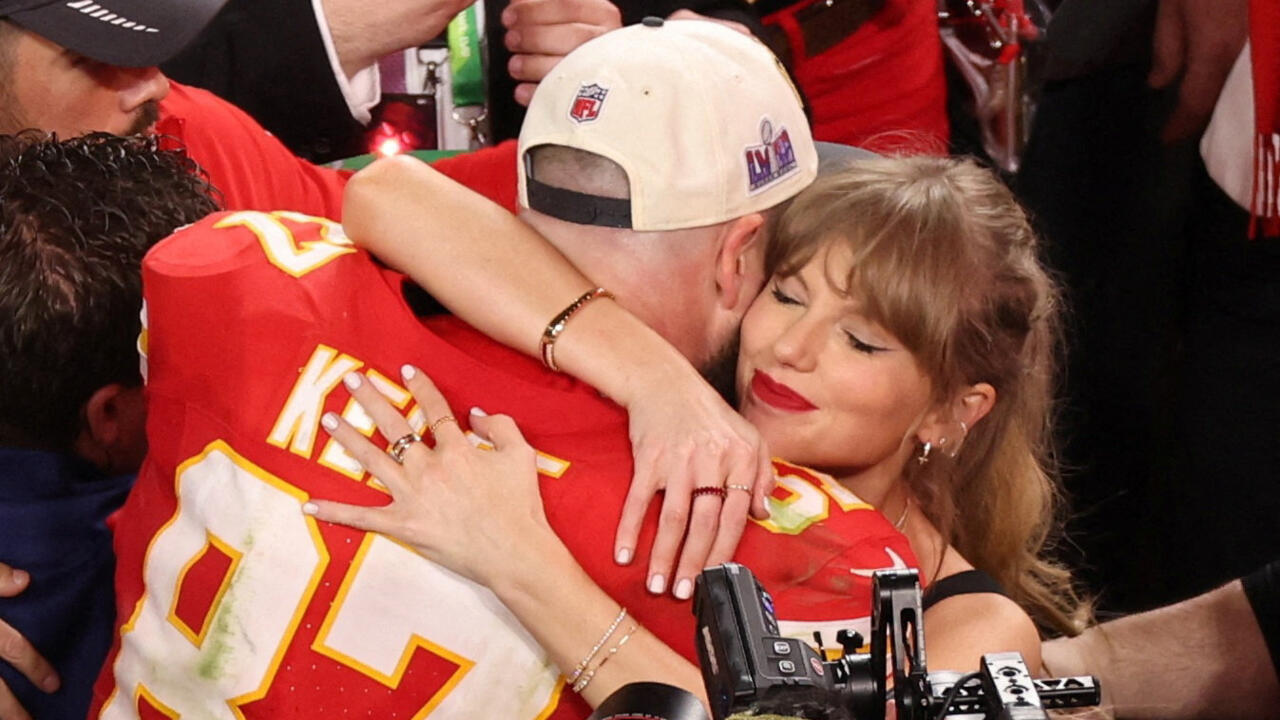 Travis Kelce de los Kansas City Chiefs celebra con Taylor Swift después de que Kansas City Chiefs ganaran el Super Bowl.