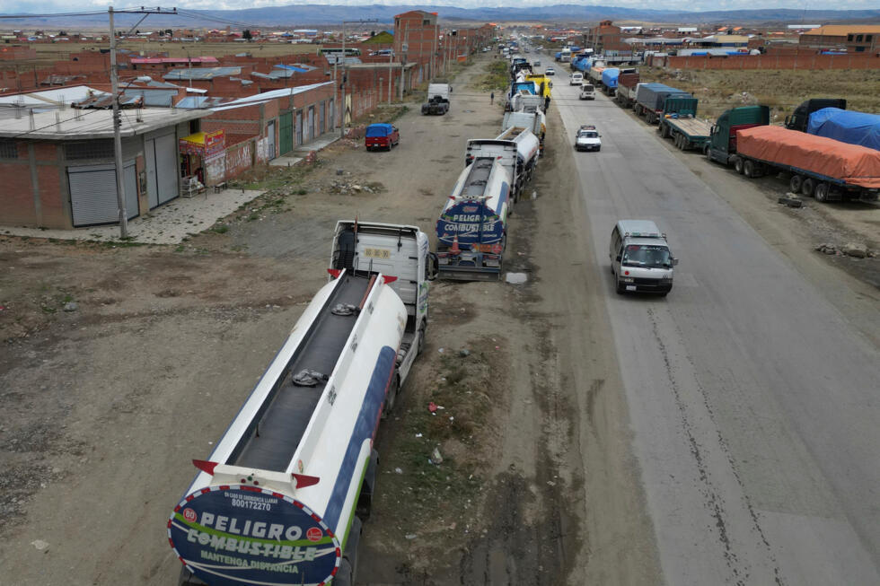 Camiones se forman en fila para surtir combustible en una estación de servicio en El Alto el 14 de octubre de 2025. La crisis energética ha golpeado con fuerza a Bolivia en los últimos años.