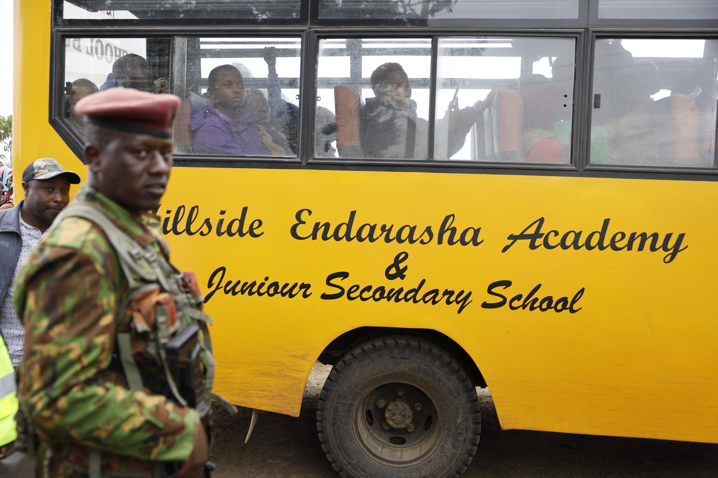 Des élèves de l'Académie Hillside à Endarasha, dans le comté de Nyeri au Kenya, sont emmenés à l'hôpital, le 6 septembre 2024.