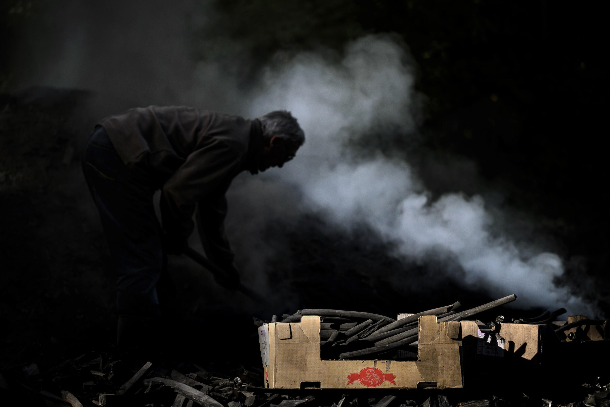 Crise énergétique dans la Nièvre, un charbonnier traditionnel fait feu