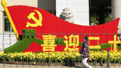 Una decoración en Beijing dando la bienvenida al 20º Congreso del Partido Comunista de China.
