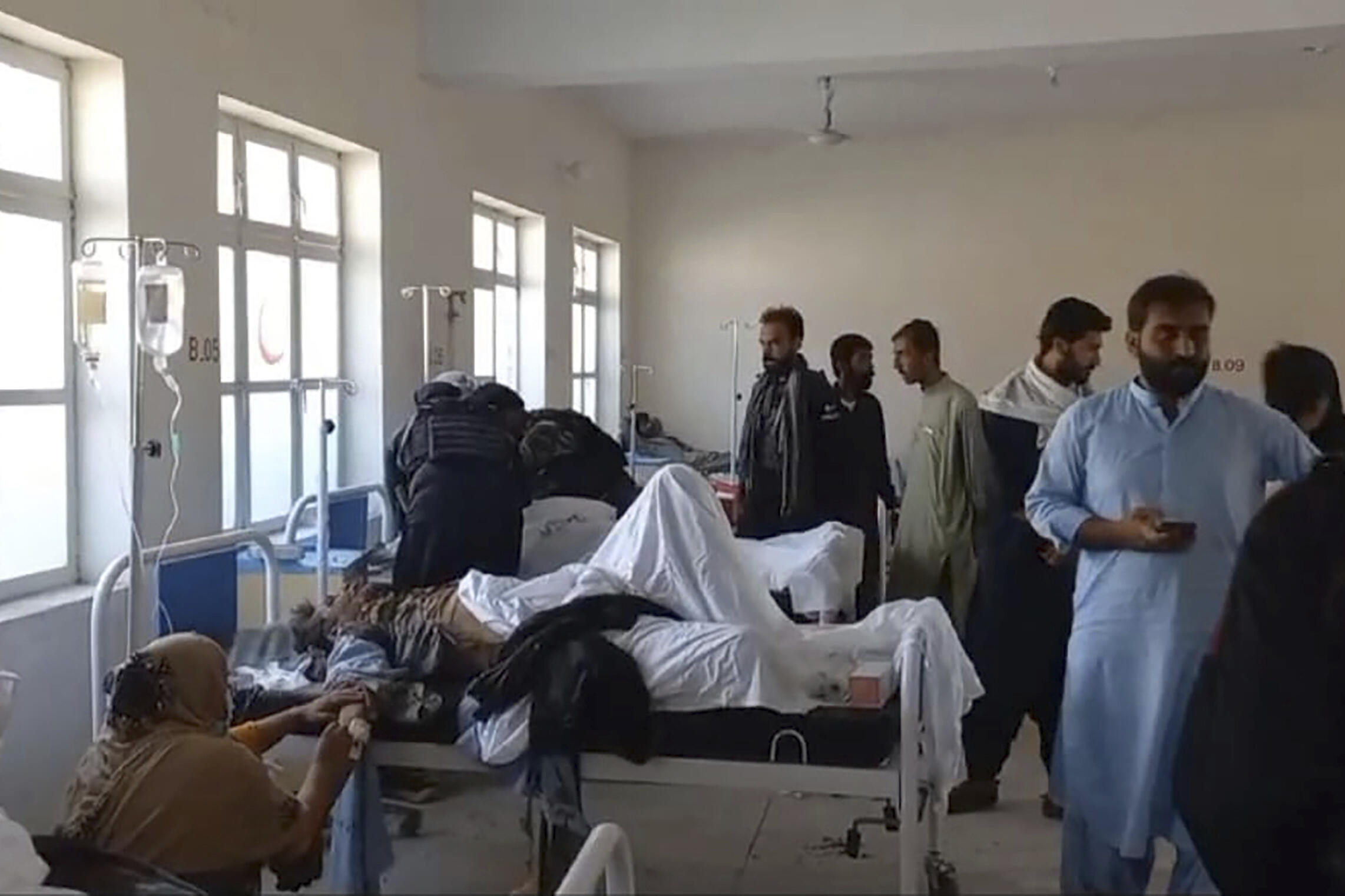 Personas heridas tras la explosión de una bomba cerca de una mezquita reciben tratamiento en un hospital de Mastung, cerca de Quetta, Pakistán, el 29 de septiembre de 2023.