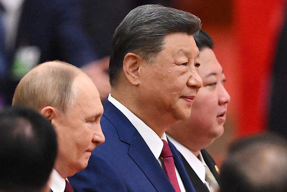 El presidente chino Xi Jinping, el líder norcoreano Kim Jong Un y el presidente ruso Vladimir Putin llegan a una recepción en el Gran Palacio del Pueblo, en Pekín, el 3 de septiembre de 2025.