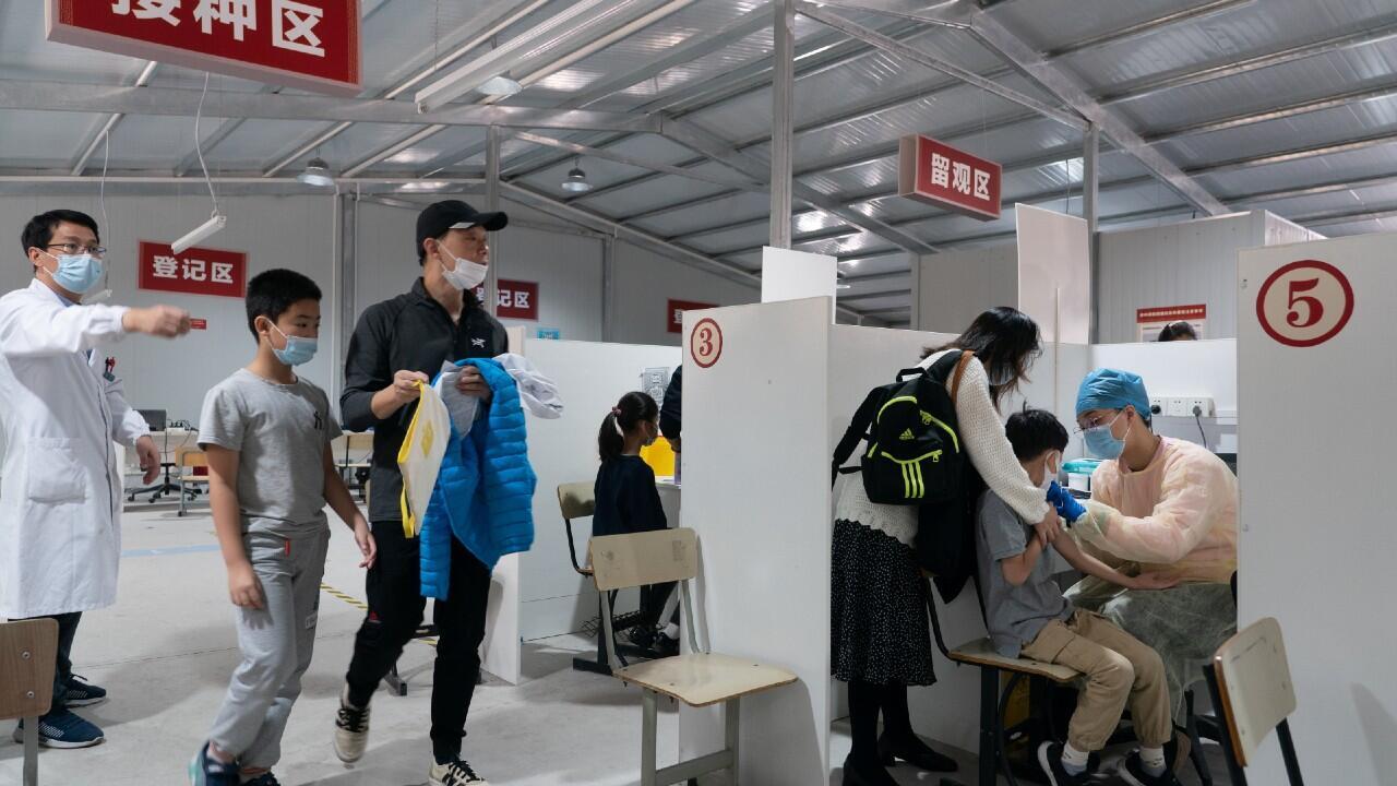 Trabajadores médicos atienden a estudiantes de escuela primaria para su vacunación, mientras Shanghai comienza a administrar la vacuna contra el Covid-19 a niños de entre 6 y 11 años, en China, el 30 de octubre de 2021.