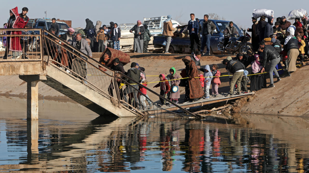 سكان يغادرون مناطق سيطرة الأكراد في ريف حلب بعد مهلة جديدة من الجيش السوري