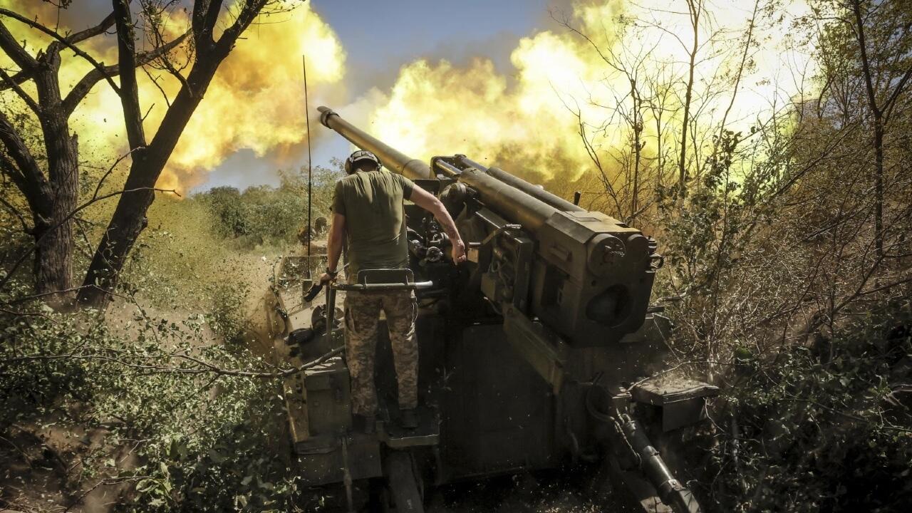 En esta fotografía proporcionada por el servicio de prensa de la 24.ª Brigada Mecanizada de Ucrania, los militares ucranianos disparan un obús autopropulsado "Giatsint-S" de 152 mm hacia posiciones rusas cerca de la ciudad de Chasiv Yar, en la región de Donetsk, Ucrania, el martes 20 de agosto de 2024.