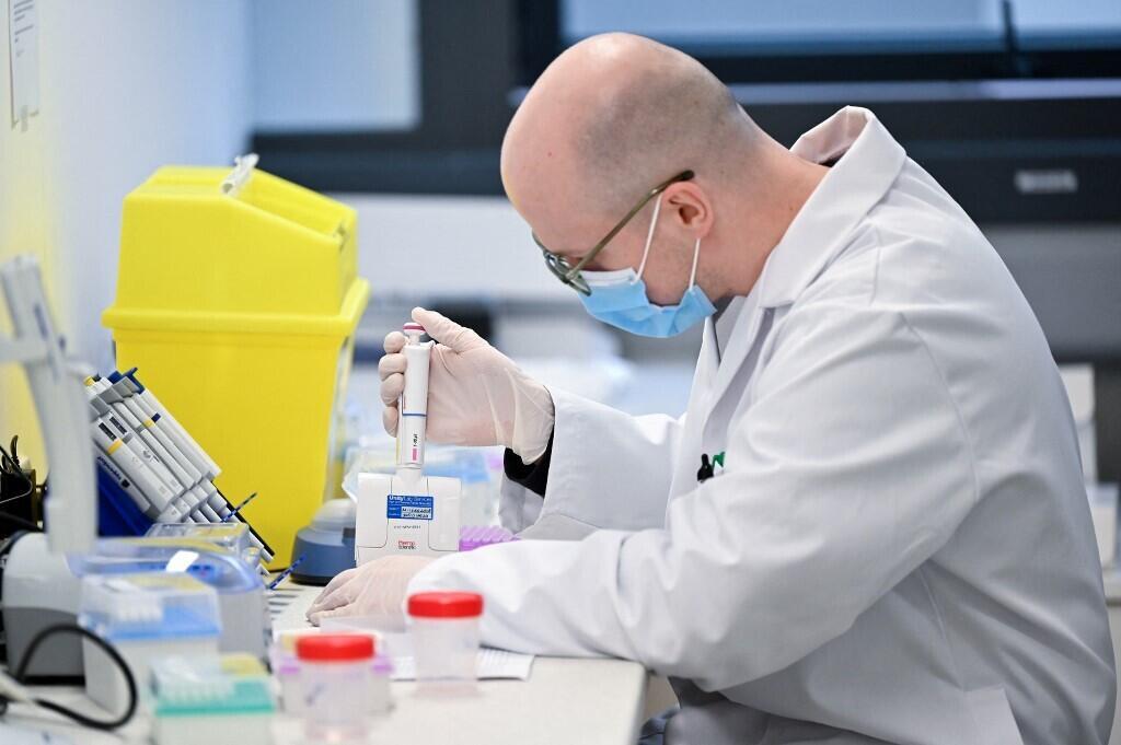Archivo. Un técnico de laboratorio en Londres, el 21 de enero de 2021.