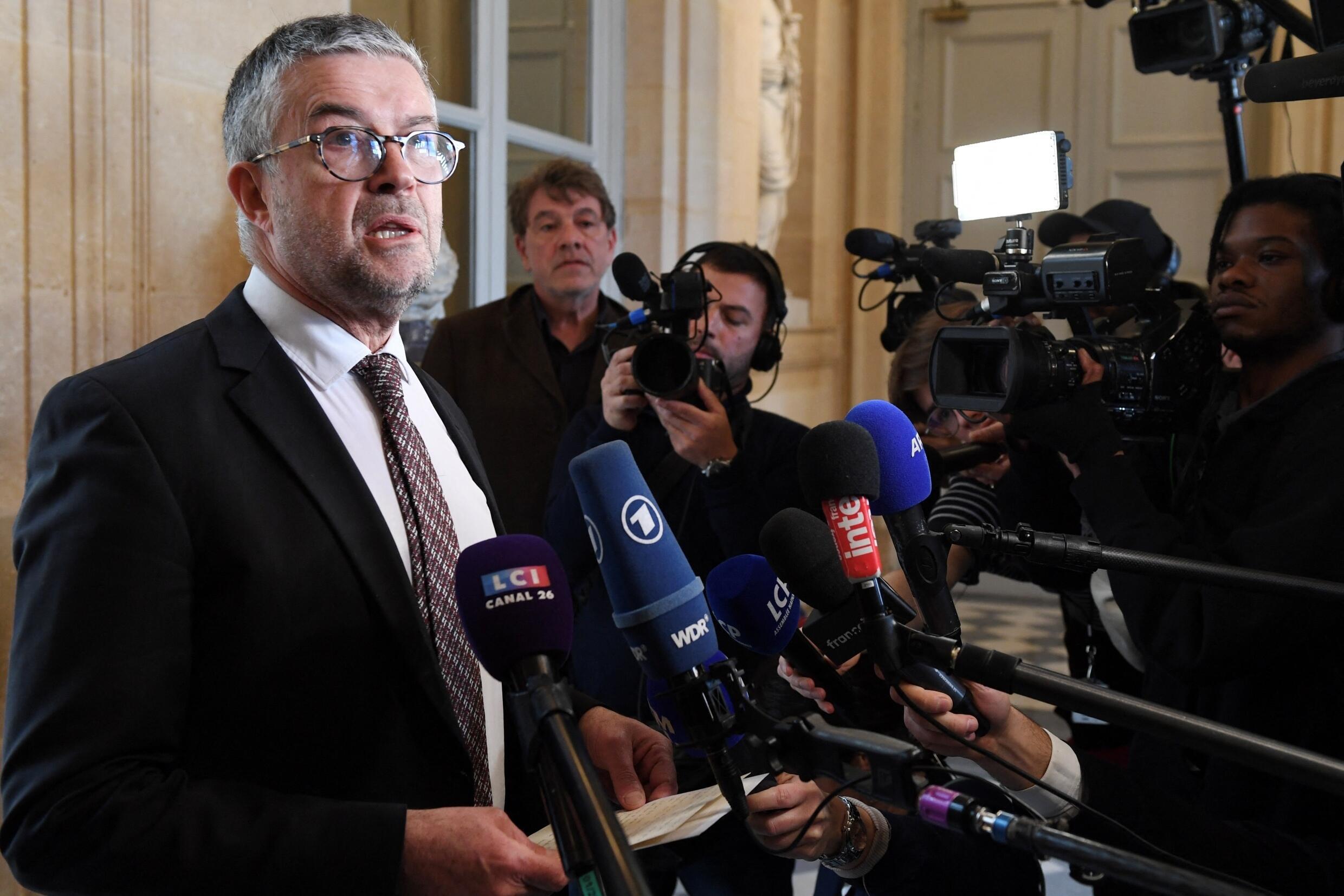 El presidente del grupo parlamentario de centro-derecha "Libertes, Independants, Outre-mer et Territoires" (LIOT) Bertrand Pancher habla con la prensa en la Asamblea Nacional de la Cámara Baja, un día después de que el gobierno francés impulsara una reforma de las pensiones a través del parlamento sin votación, utilizando el artículo 49,3 de la constitución, en París el 17 de marzo de 2023.