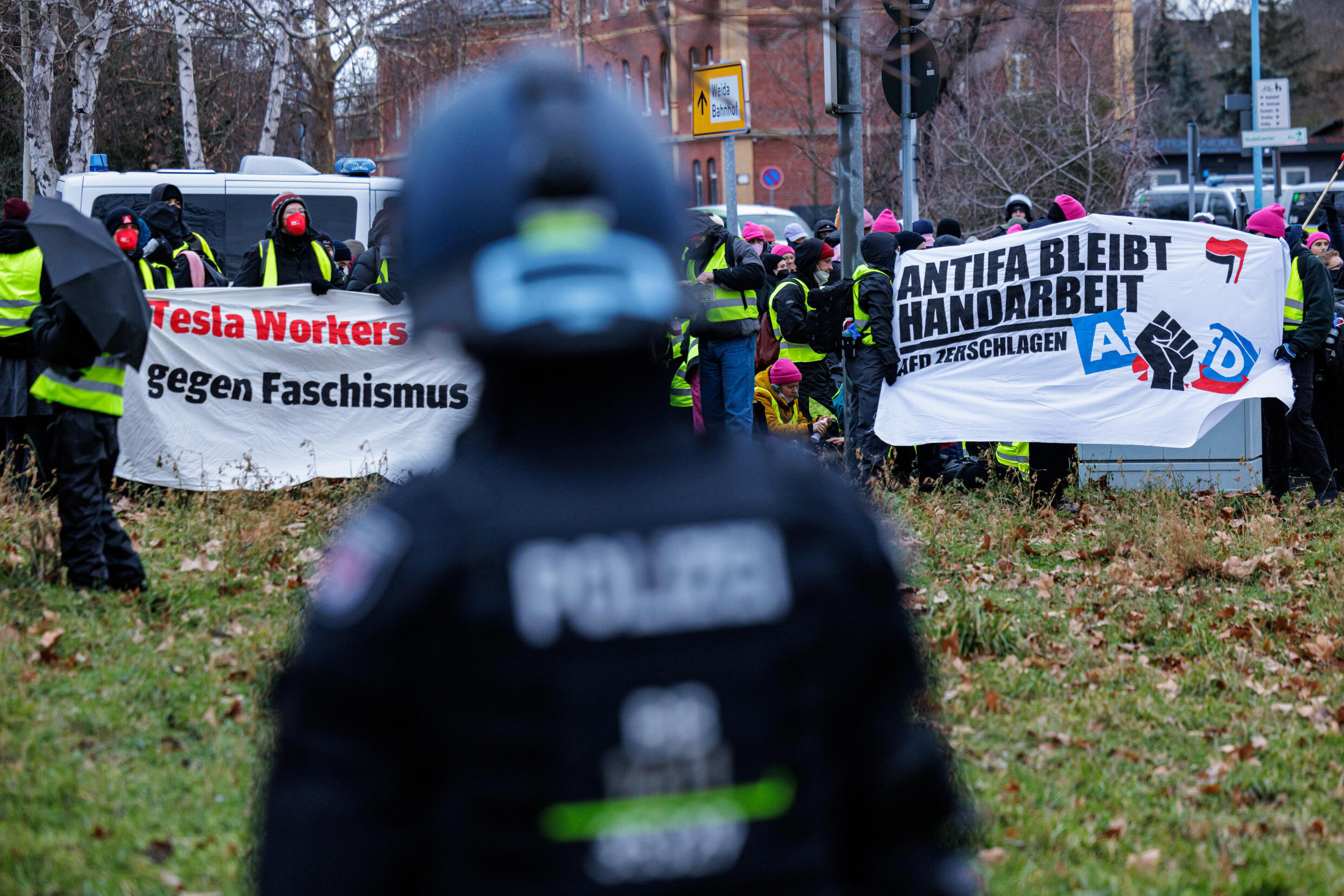 Des manifestants rassemblés contre un congrès du parti d'extrême droite allemand AfD à Riesa, dans l'est du pays, le 11 janvier 2025