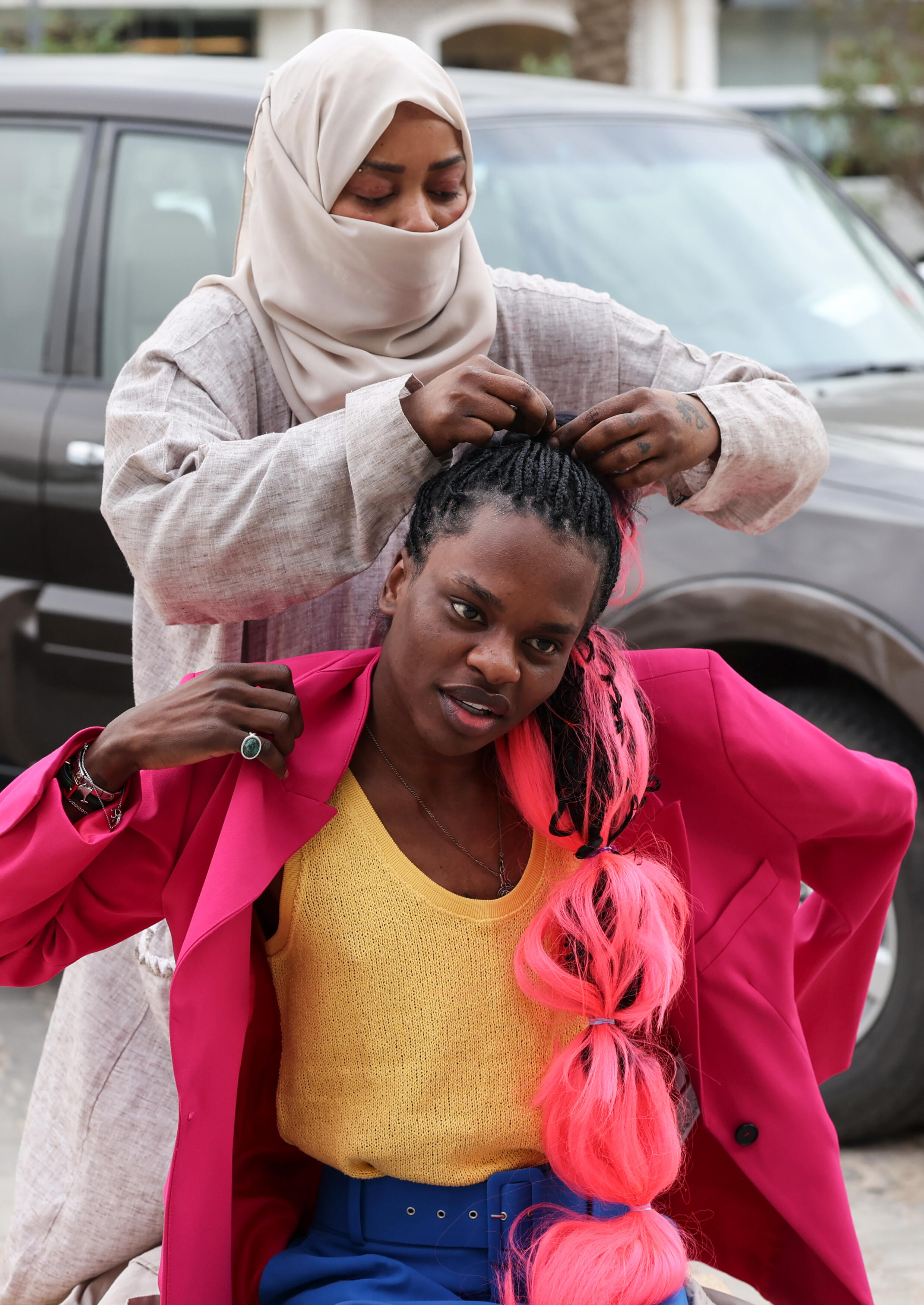 Malgré son large public, Mesfer a attiré les utilisateurs des médias sociaux dans son pays natal, comme le montrent les commentaires sur plusieurs de ses publications.