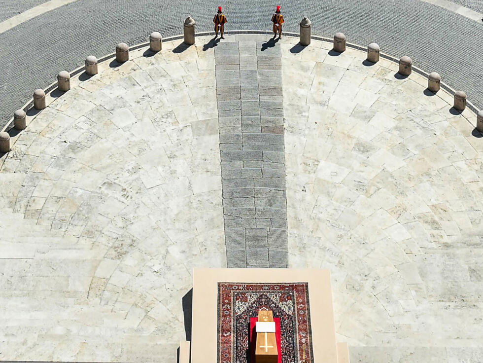Vue aérienne du cercueil du pape François, sur la place Saint-Pierre, le 26 avril 2025 au Vatican.