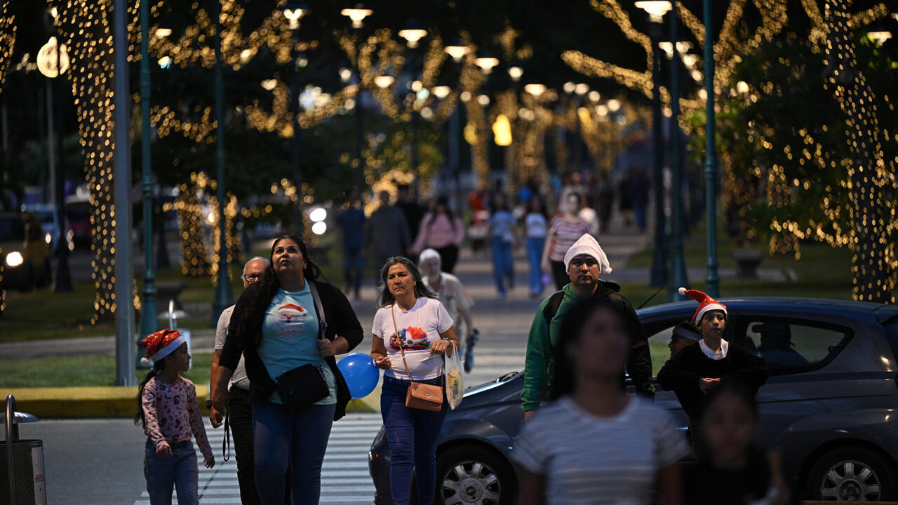 فنزويليون يحاولون تجاهل خطر هجوم أميركي محتمل على بلادهم ببهجة عيد الميلاد