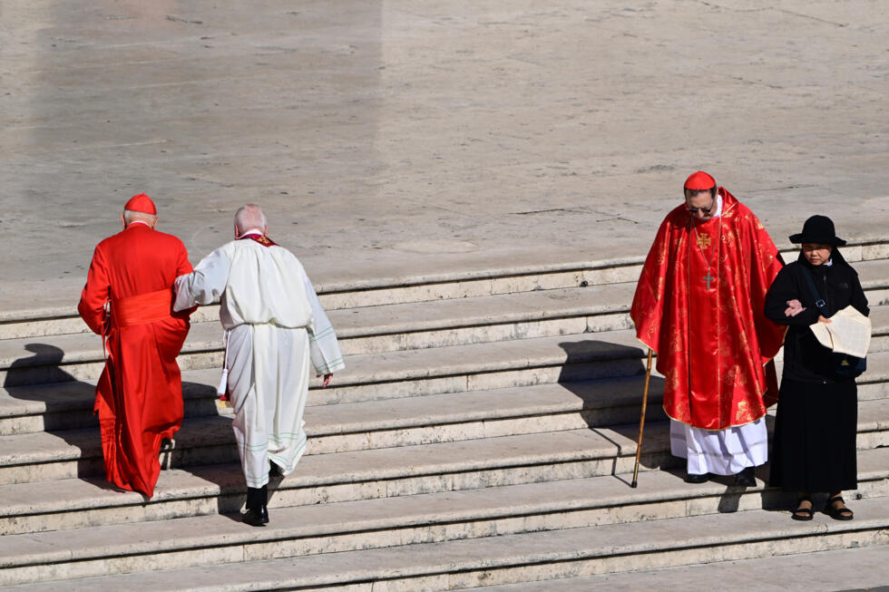 Des cardinaux lors des funérailles du pape François, le 26 avril 2025 sur la place Saint-Pierre, au Vatican.