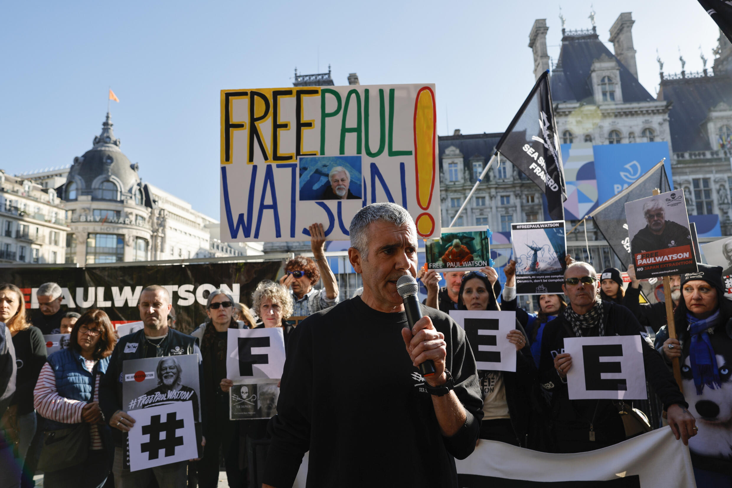 Manifestation pour la libération de Paul Watson, mercredi 23 octobre 2024, devant l'Hôtel de Ville de Paris.