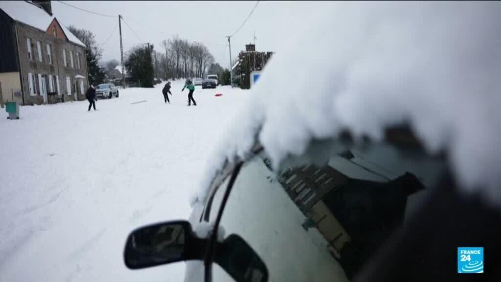 France : la neige et le verglas provoquent de multiples perturbations