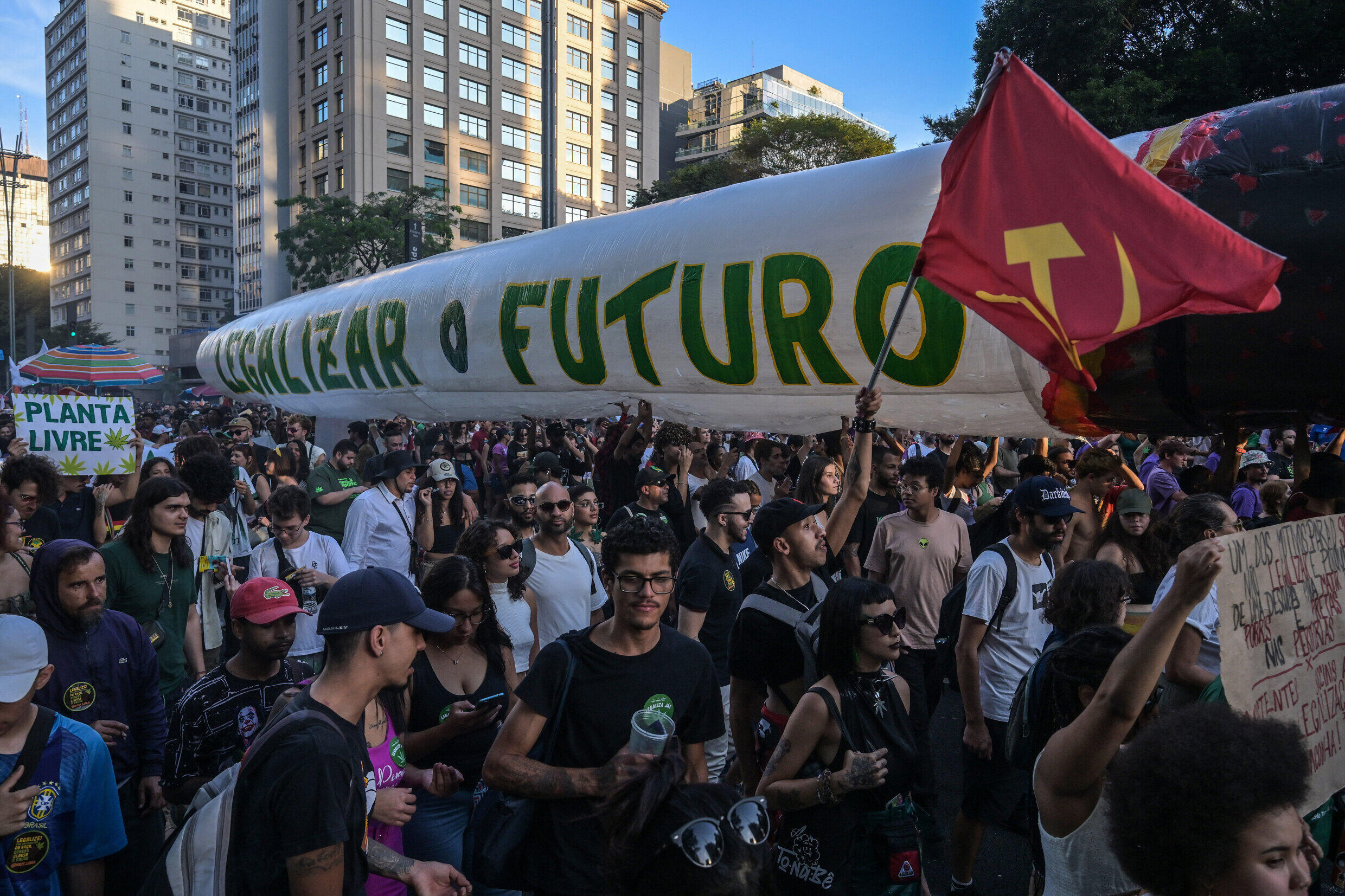 La gente participa en una manifestación exigiendo la legalización de la marihuana durante una Marcha Mundial de la Marihuana en la Avenida Paulista en Sao Paulo, Brasil, el 16 de junio de 2024.