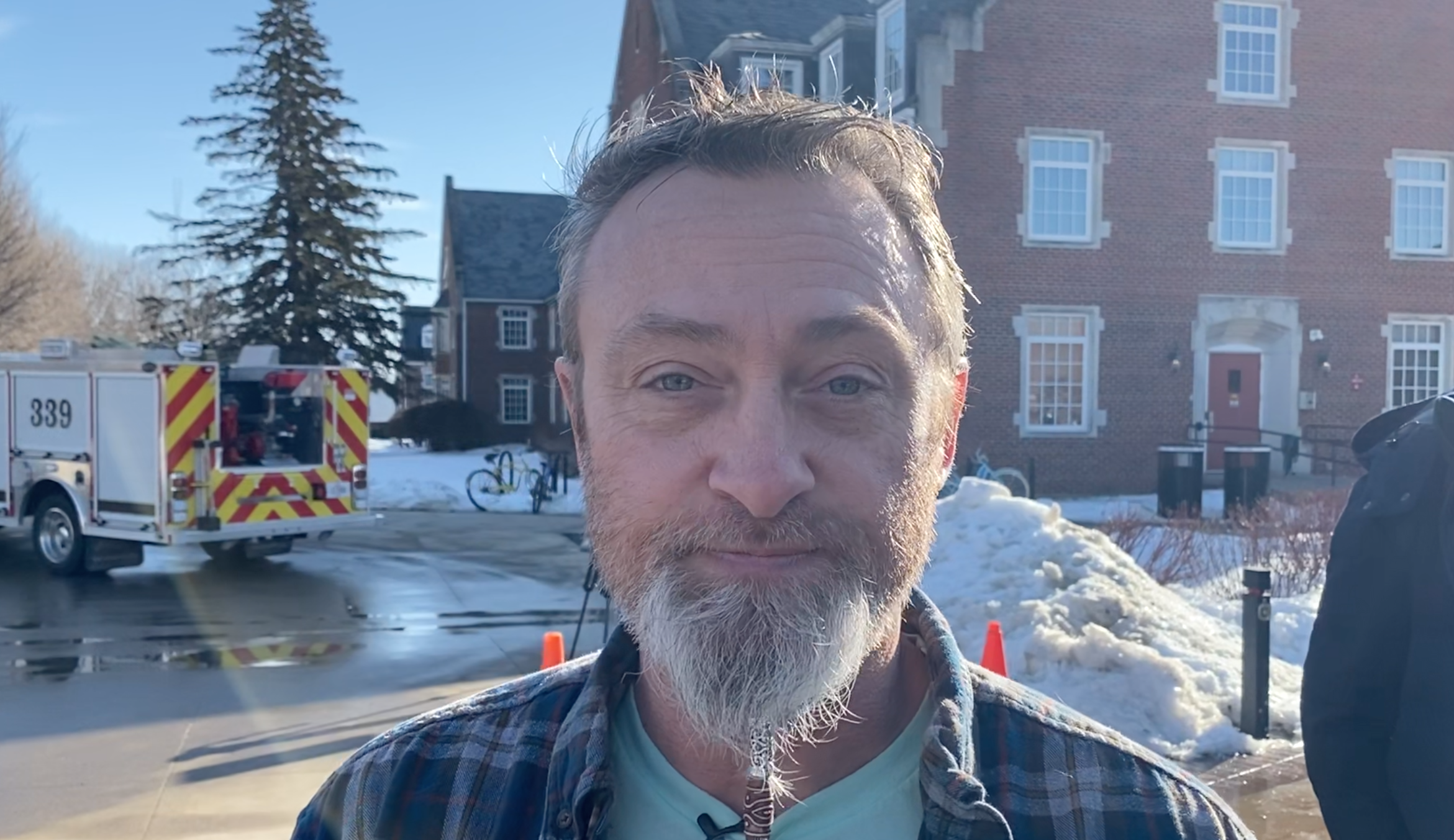 Mike Kaldenberg fait la queue pour entrer dans un meeting d'Elizabeth Warren, le 2 février 2020 en Iowa.