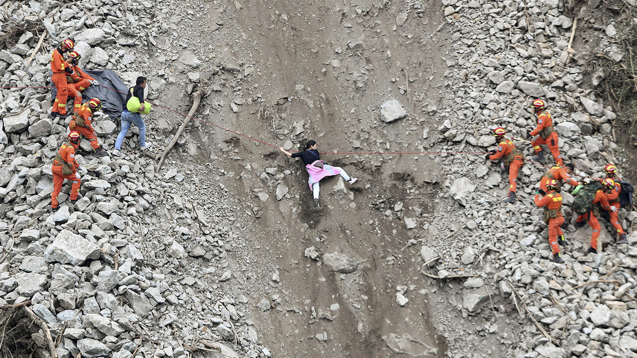 Los equipos de rescate evacuan a los residentes afectados por el terremoto en el lugar de un deslizamiento de tierra cerca de la ciudad de Moxi, provincia de Sichuan, China , 6 de septiembre de 2022.
