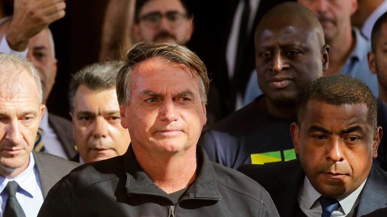 Archivo-El ex presidente de Brasil, Jair Bolsonaro, en el centro, frente a la sede del Partido Liberal en Brasilia, Brasil, el jueves 30 de marzo de 2023. El ex presidente Jair Bolsonaro regresó a Brasil el jueves después de una estadía de tres meses en Florida.