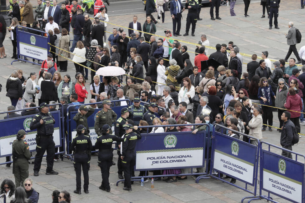 Ciudadanos esperan en una fila para despedir al fallecido senador y precandidato presidencial opositor Miguel Uribe Turbay este martes, en Bogotá (Colombia). El Capitolio Nacional de Colombia abrió sus puertas para que la gente acuda a la cámara ardiente de Uribe Turbay fallecido el lunes, dos meses después de ser gravemente herido en un atentado.