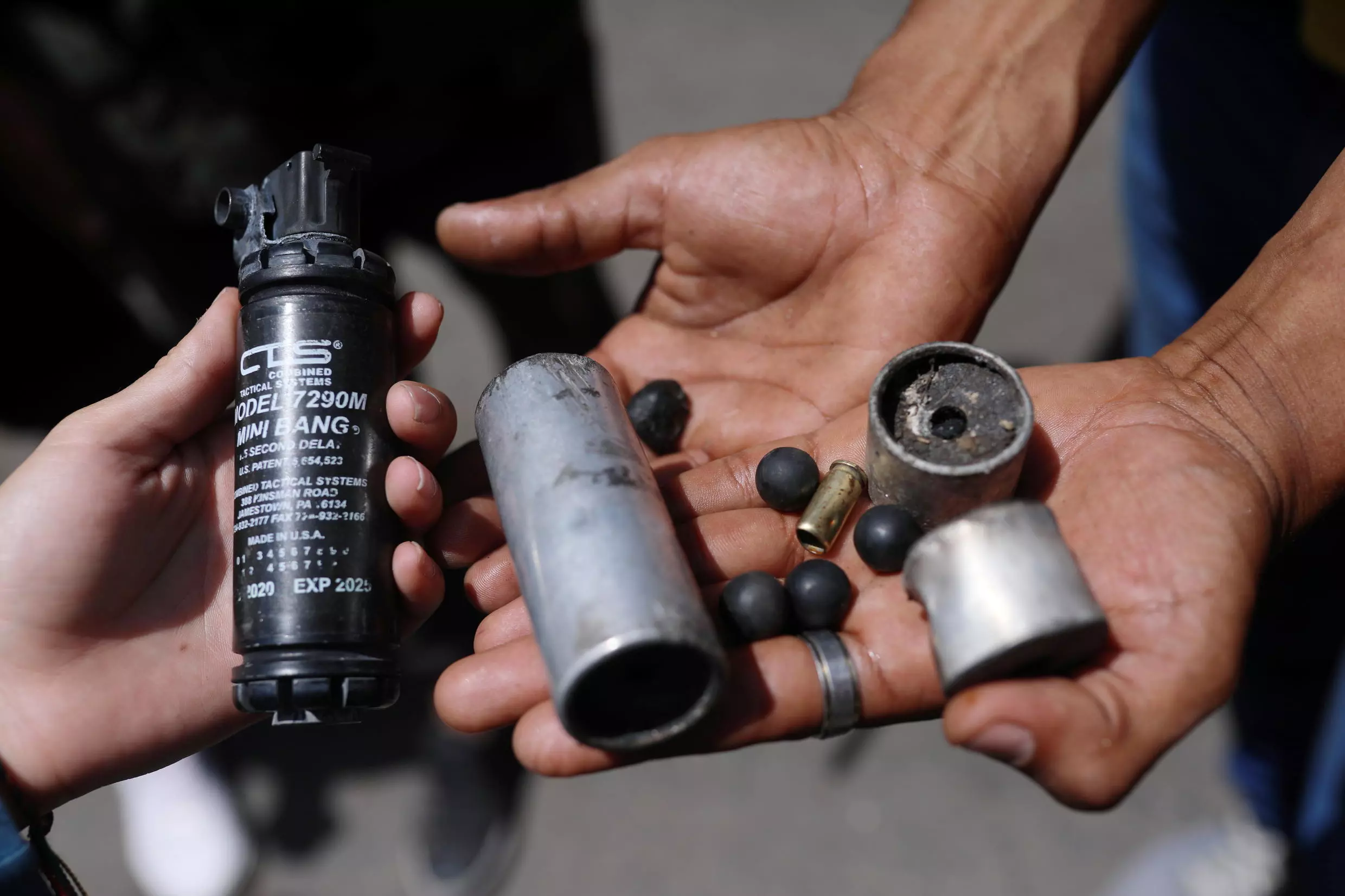 Manifestantes muestran objetos recolectados del suelo durante las protestas que, según ellos, fueron disparados por la policía en Cali, Colombia el 13 de mayo de 2021.