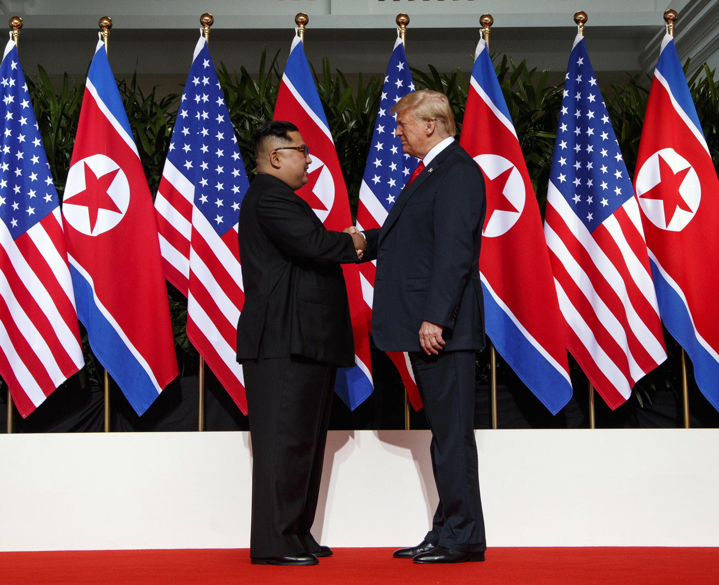 Del "Gran Sucesor" al "Hombre Cohete": diez años del régimen de Kim Jong-Un 8 Por primera vez, un mandatario estadounidense en funciones pisó el suelo norcoreano cuando Donald Trump se desplazó a dicho país para entablar un diálogo con el Kim Jong-Un. Foto archivo.