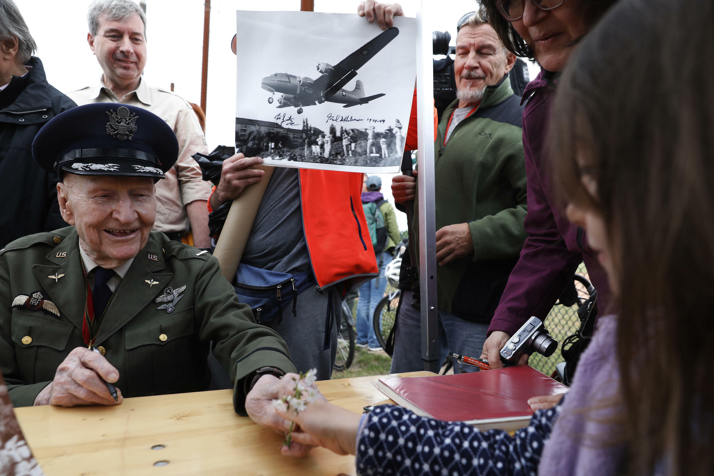 US 'candy bomber' pilot dead at 101