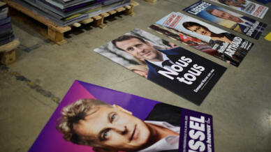 Los carteles oficiales de la campaña de los candidatos a las elecciones presidenciales de Francia se exhiben en France Affichage Plus, el centro logístico desde el cual se enviarán miles de carteles a todo el país, en Mitry-Mory, cerca de París, el 21 de marzo de 2022.