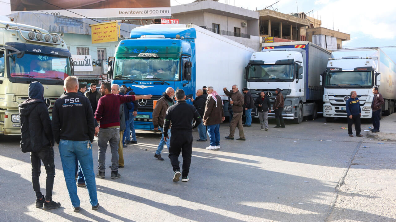 لبنان والأردن يسعيان لإقناع دمشق بالتراجع عن حظر دخول شاحنات البضائع الأجنبية إلى أراضيها