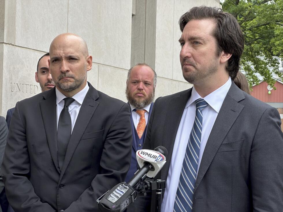 Los abogados de ACLU Gilles Bissonnette, izquierda, y Cody Wofsy hablan con los periodistas después de que un juez federal dijera que certificaría su demanda colectiva que desafía la orden ejecutiva del presidente Donald Trump que pone fin a la ciudadanía por derecho de nacimiento y emitiría una orden judicial temporal que bloquea la orden para todos los niños que se verían afectados por ella el jueves 10 de julio de 2025 en Concord, N.H.