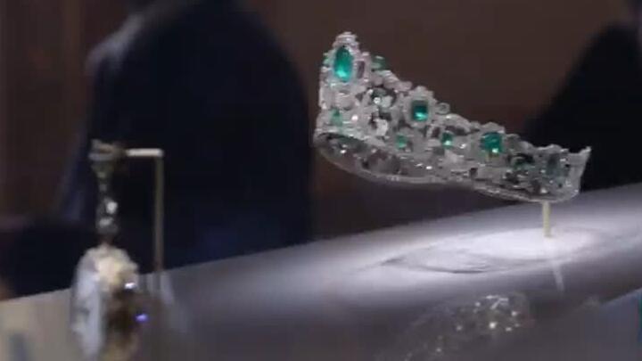 Thieves steal French crown jewels in 4 minutes at Louvre Museum