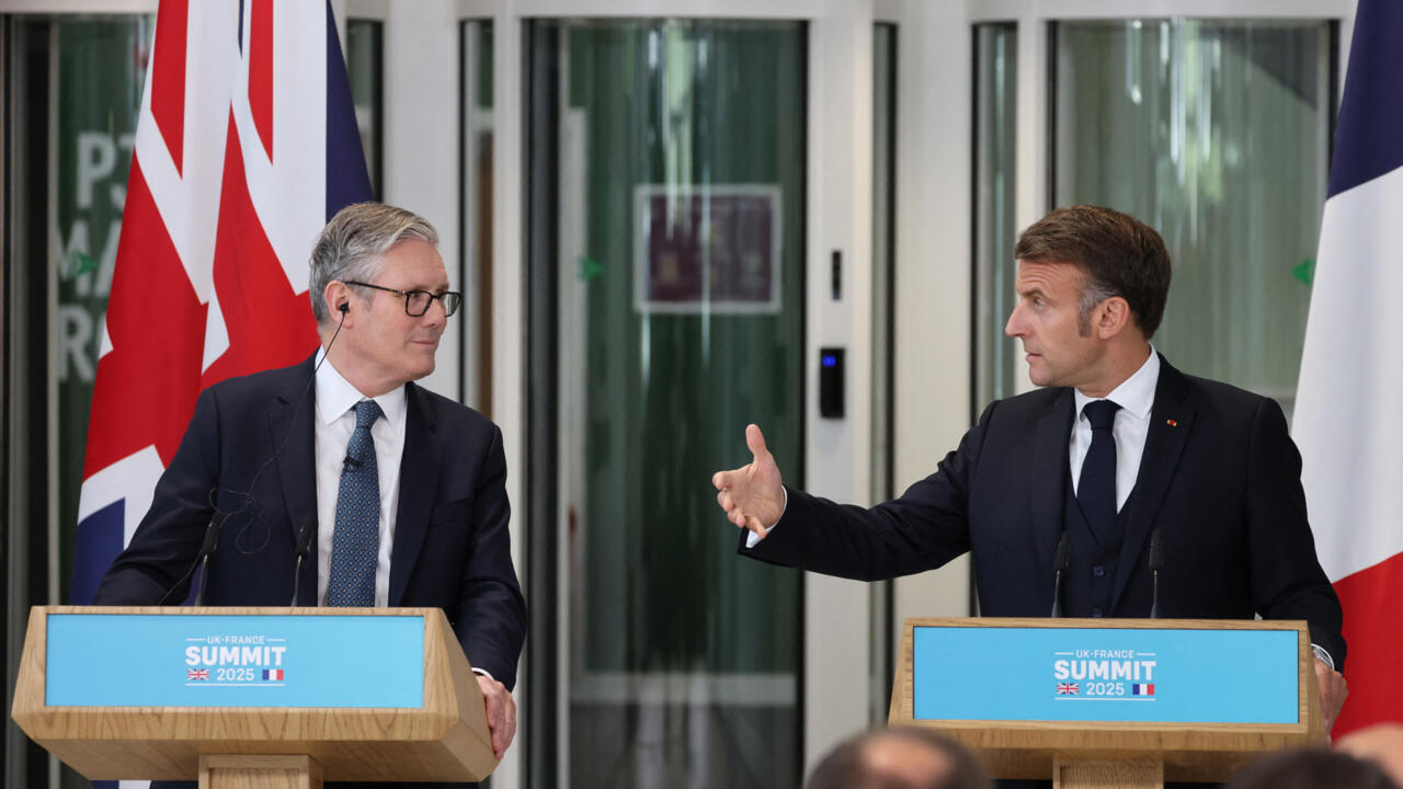 Le Premier ministre britannique Keir Starmer et le président français Emmanuel Macron lors d'une conférence de presse conjointe à Londres, le 10 juillet 2025.