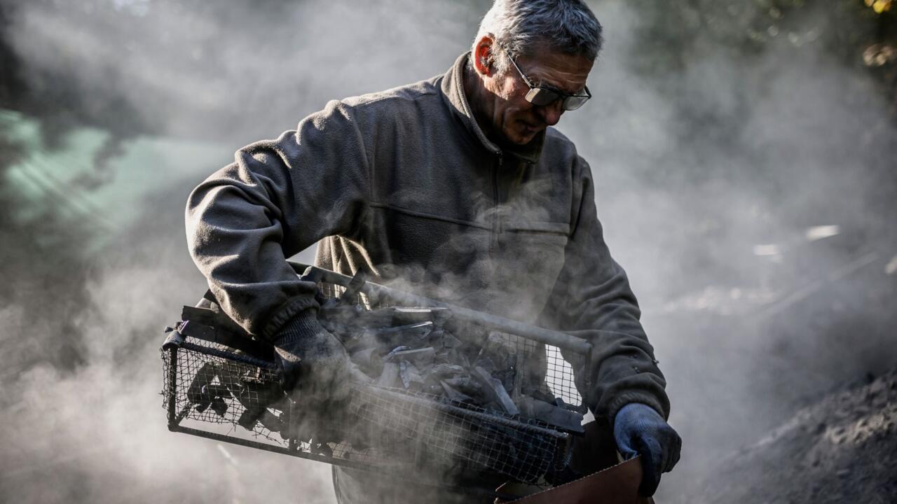 Energy crisis in the Nièvre, a traditional charcoal burner fires all wood