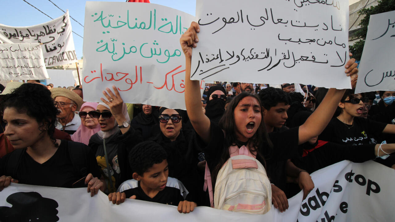 اضراب عام يشل محافظة تونسية يطالب سكانها بتفكيك وحدات صناعية كيميائية ملوثة