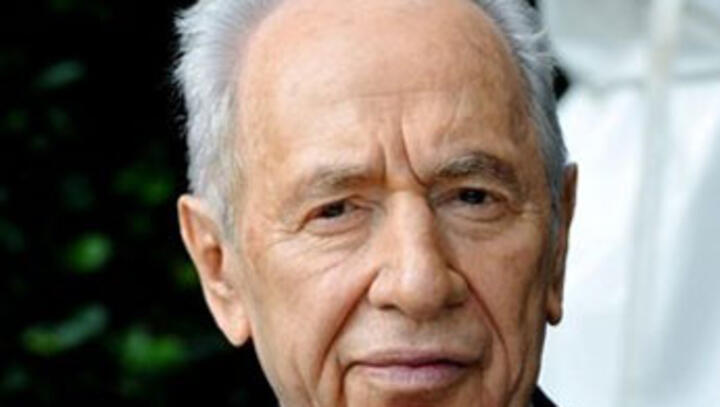 President Peres leaves hospital after fainting scare