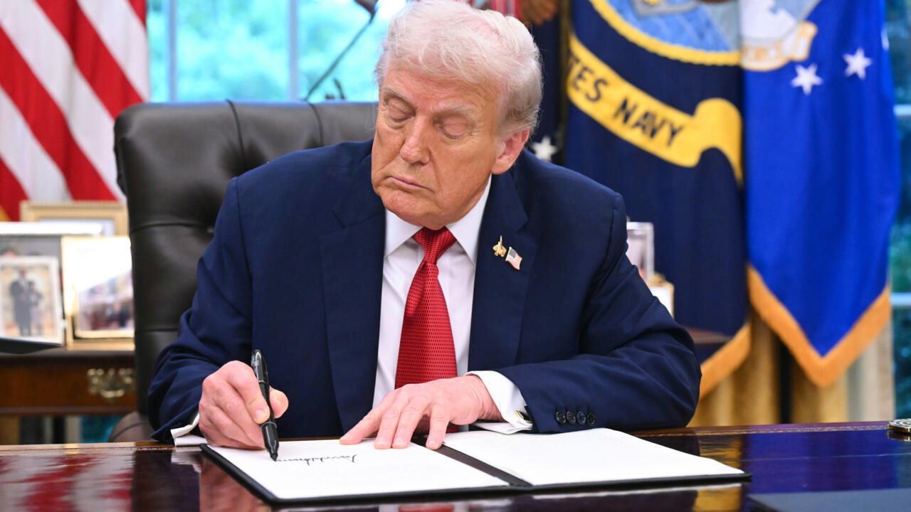 Droits de douane : Trump annonce une taxe de 100 % sur les médicaments, les camions et les meubles