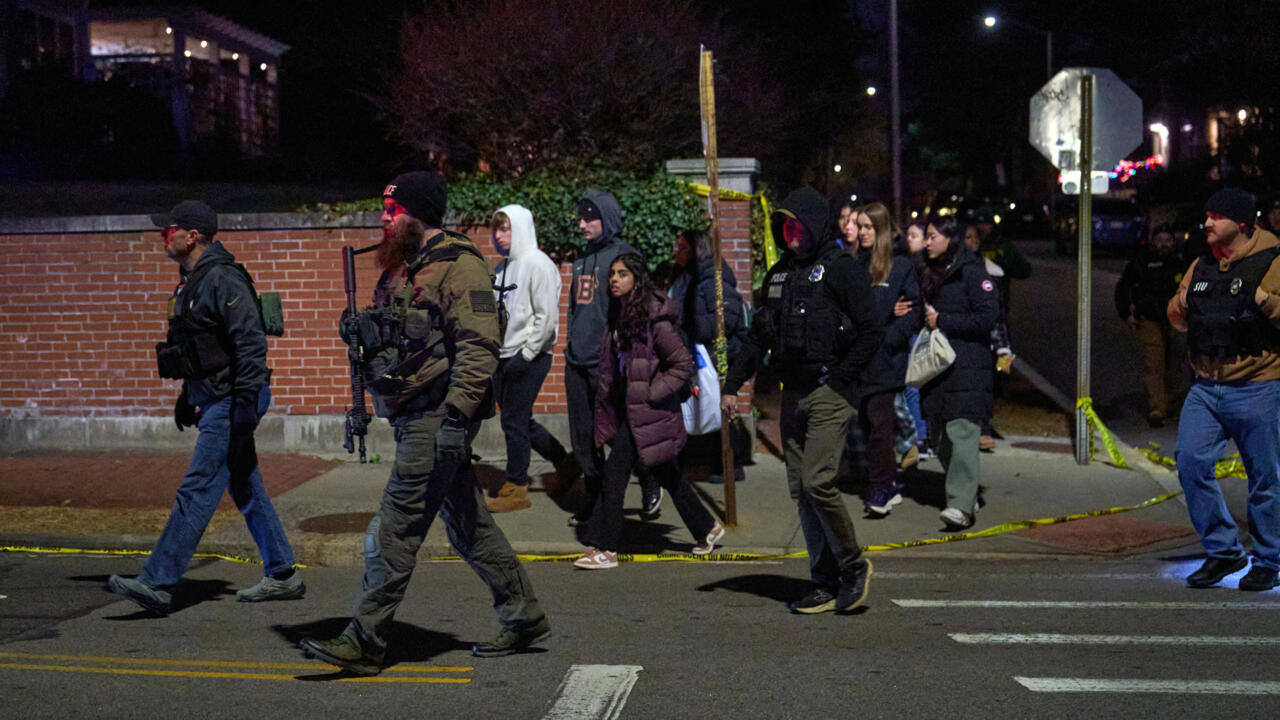 الشرطة تلاحق مسلحا قتل شخصين وأصاب تسعة آخرين في جامعة أميركية