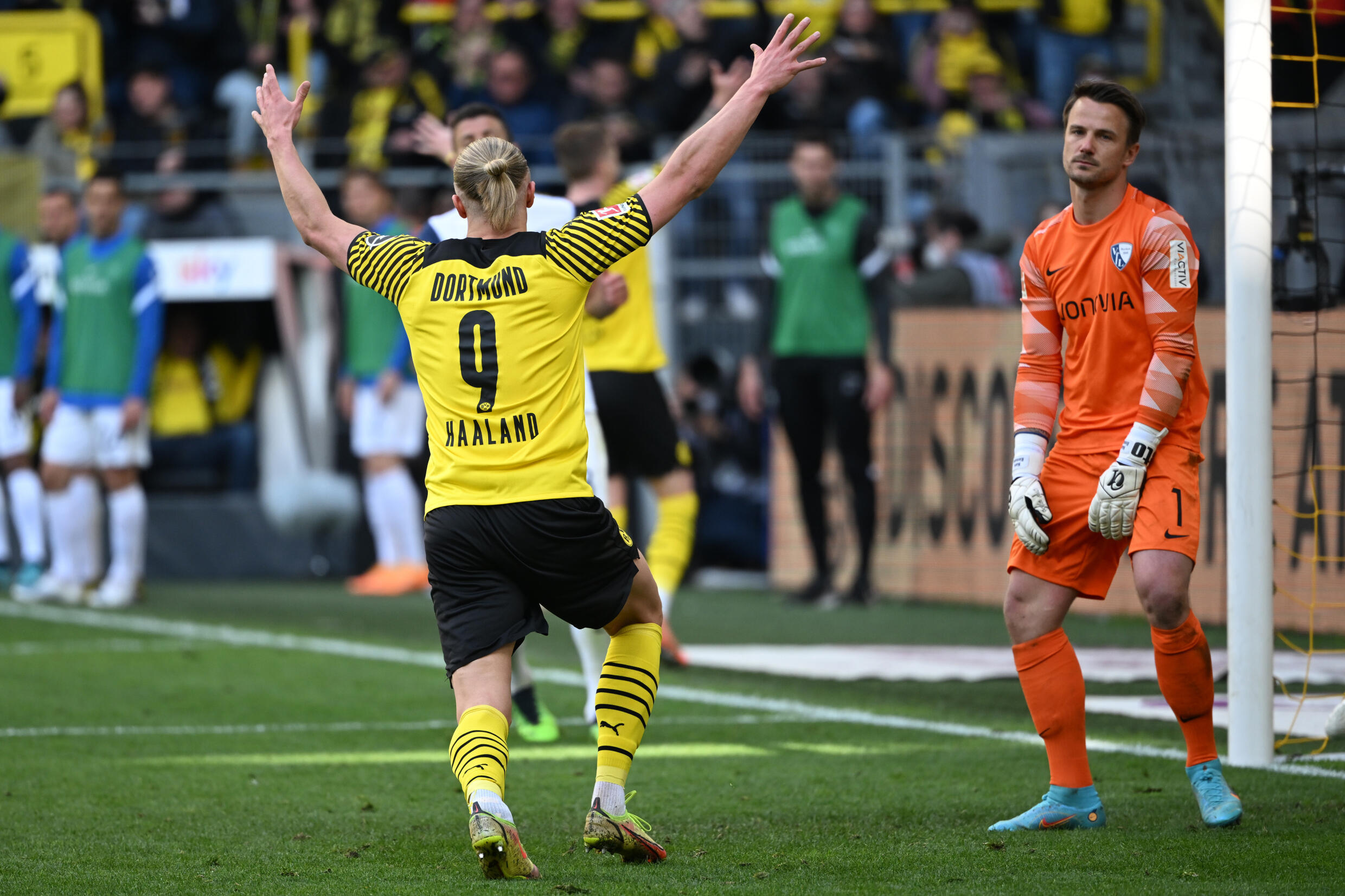 Der norwegische Stürmer Erling Broad Holland jubelt, nachdem er am 30. April 2022, dem 32. Spieltag der Bundesliga, sein 3. Heimtor gegen Pochum erzielt hat