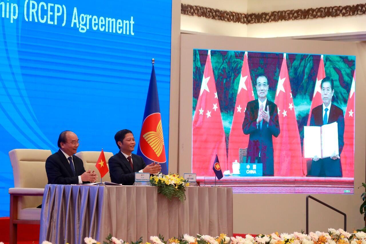El Primer Ministro y el Ministro de Comercio de Vietnam realizan un intercambio virtual con sus pares chinos en una imagen de archivo que corresponde a la firma del RCEP. Expertos han advertido que las ventajas que el tratado da a China son desproporcionadas, 15 de noviembre de 2020
