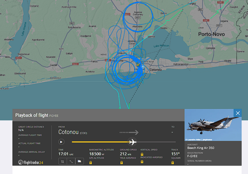 Le plan de vol d'un Beech King Air 350 le 7 décembre 2025 sur le site Flightradar24, qui identifie l’appareil comme étant employé par l'armée de l'air française.