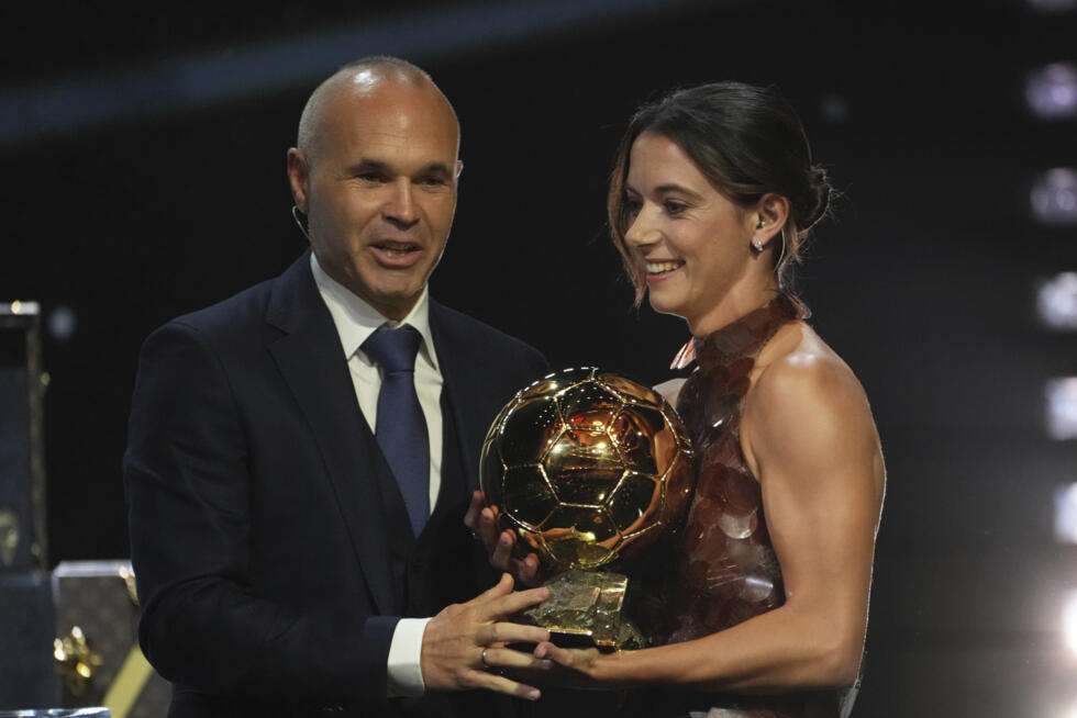 Aitana Bonmatí, joueuse du FC Barcelone, reçoit des mains d'Andrés Iniesta le Ballon d'Or féminin 2025 lors de la 69e cérémonie du Ballon d'Or au Théâtre du Châtelet à Paris, le lundi 22 septembre 202