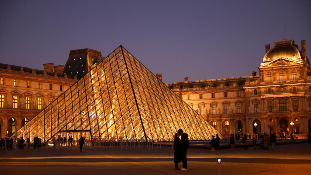 Dès 2026, le Louvre va augmenter de 45 % son prix d'entrée pour les visiteurs extra-européens