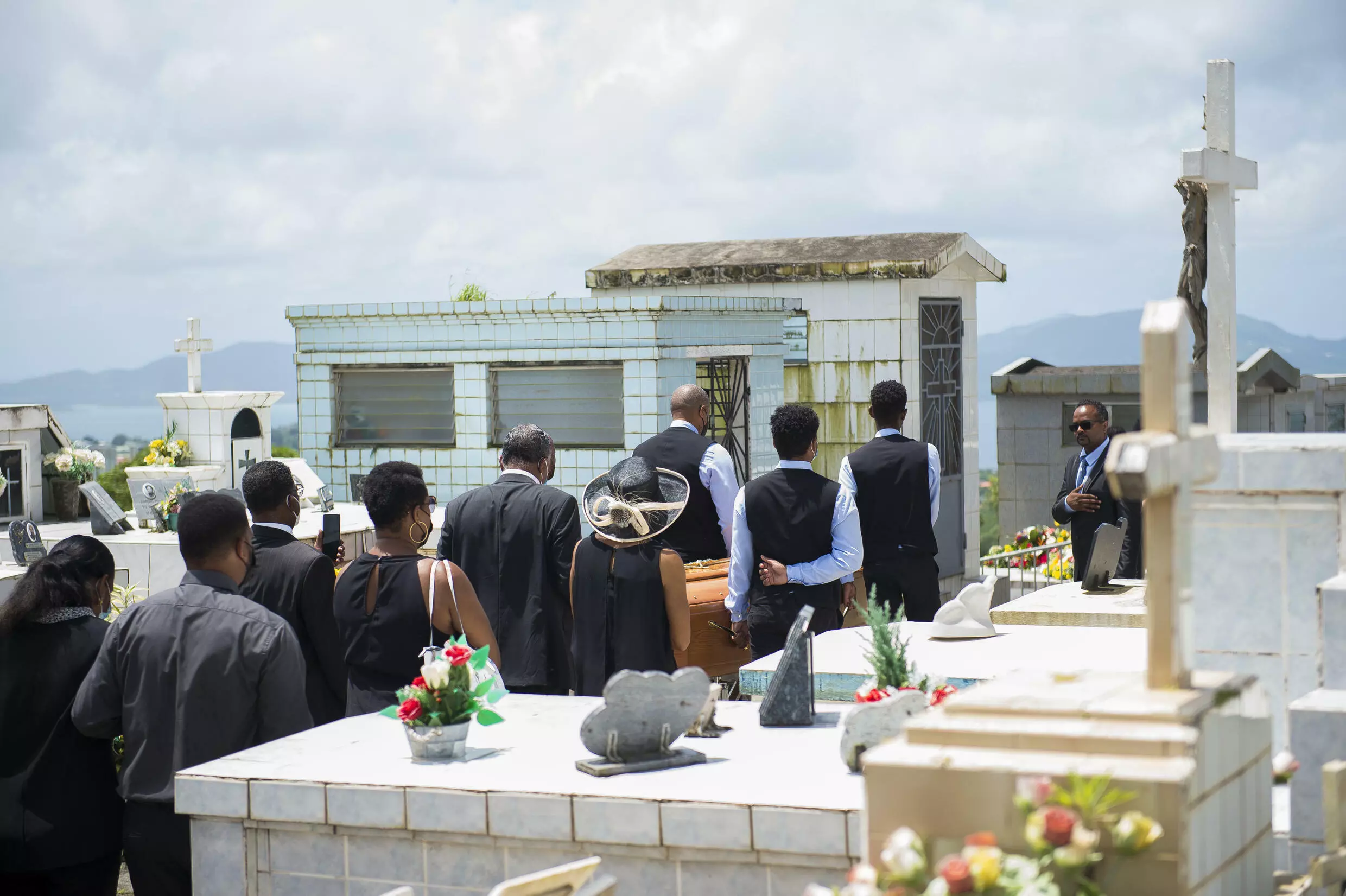 Les funérailles d'une personne décédée du Covid-19 au cimetière de Balata, le 17 août 2021 à Fort-de-France, en Martinique