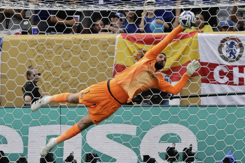 Gianluigi Donnarumma se lanza para detener un disparo en la final del Mundial de Clubes entre su equipo del momento, PSG, y el Chelsea. East Rutherford, 13 de julio de 2025.