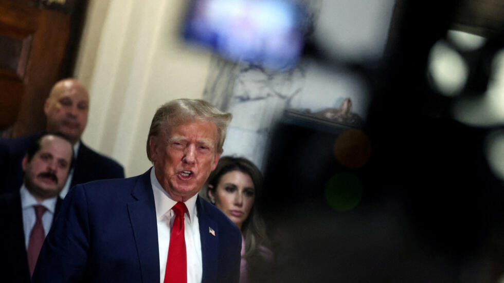 El expresidente estadounidense Donald Trump habla mientras asiste al juicio por fraude civil de la Organización Trump, en la ciudad de Nueva York, EE.UU., el 7 de diciembre de 2023.