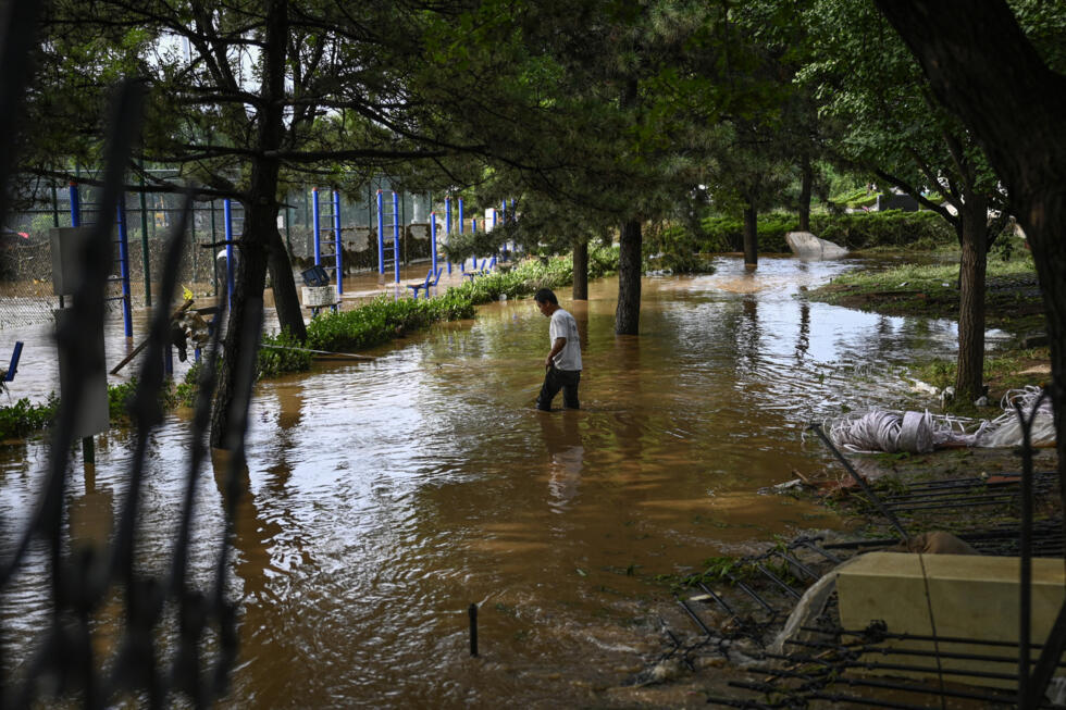 Vista de una calle inundada por lluvias torrenciales en la localidad china de Taishitun, en el distrito de Miyun, en el noreste de Pekín, el 28 de julio de 2025