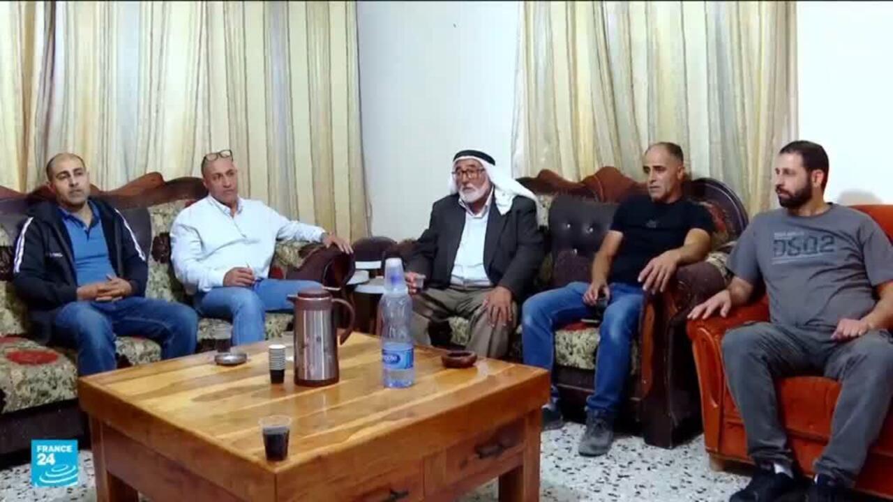 فيديو: معتقلان منذ 32 عاما...عائلة أسيرين فلسطينيين تترقب الإفراج عنهما بموجب اتفاق غزة