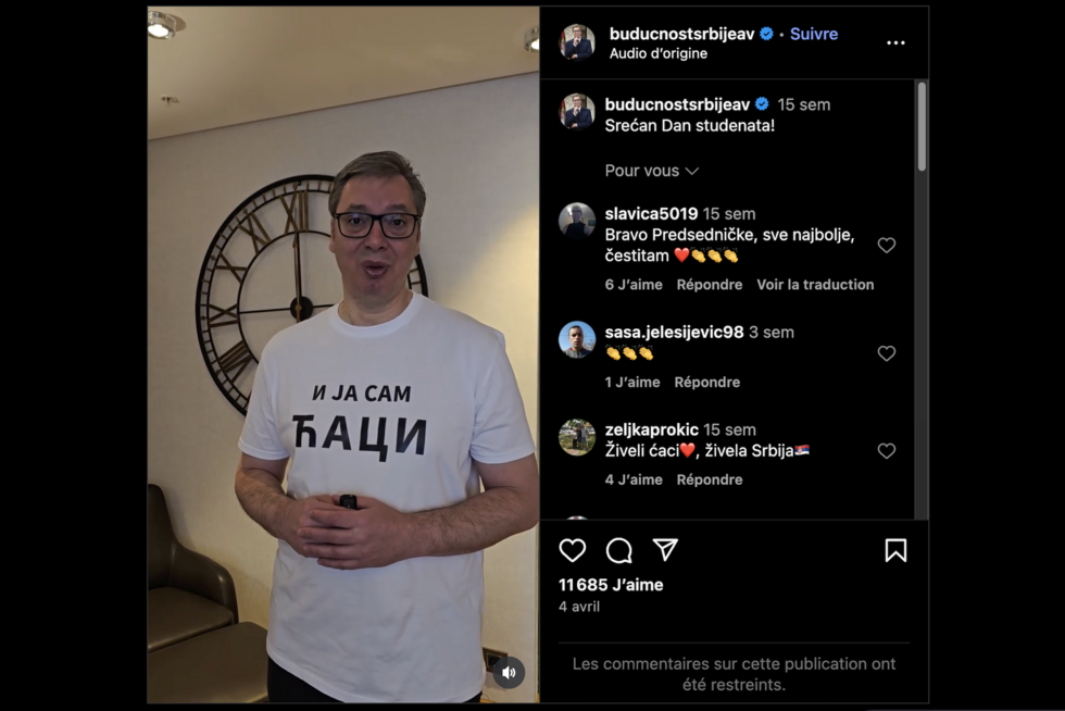 Capture d'écran du compte Instagram du président serbe. Dans une vidéo postée le 4 avril 2025, Aleksandar Vucic porte un tee-shirt avec la phrase en cyrillique "Moi aussi, je suis un 'ćaci'".