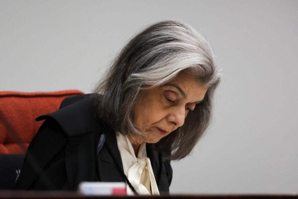 La jueza Carmen Lucia asiste a la apertura de la fase final del juicio contra el expresidente brasileño Jair Bolsonaro, por un supuesto complot para anular las elecciones de 2022, en Brasilia, Brasil, el 2 de septiembre de 2025.